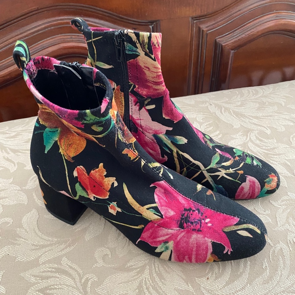 Floral boots, size 7